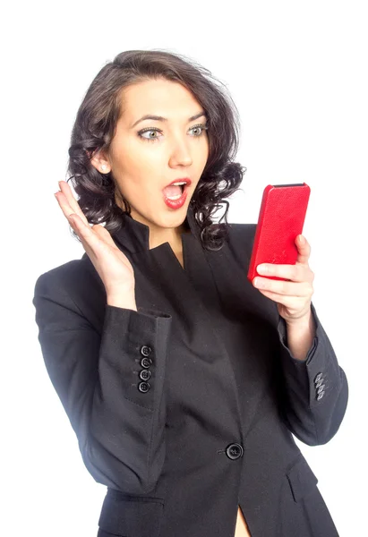 Verrast vrouw met mobiele telefoon — Stockfoto