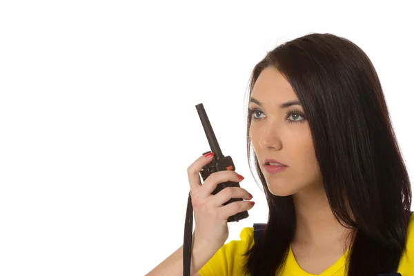 Trabalhadora da construção civil mulher séria conversando com um walkie talkie — Fotografia de Stock