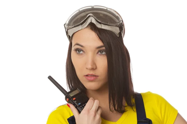 Kobieta z walkie-talky — Zdjęcie stockowe