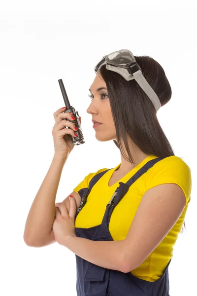 Trabalhadora da construção civil mulher séria conversando com um walkie talkie — Fotografia de Stock