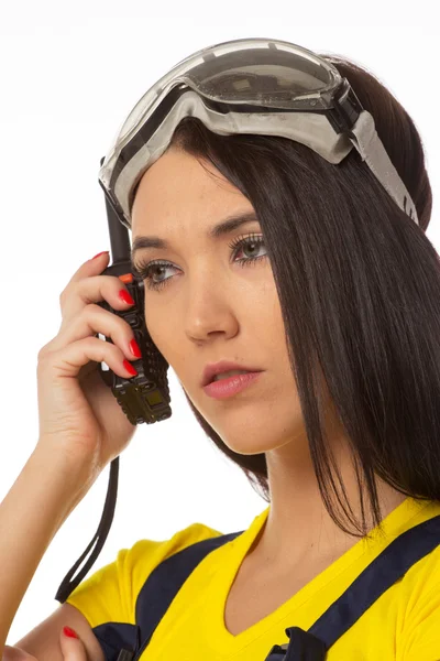 Trabalhadora da construção civil mulher séria conversando com um walkie talkie — Fotografia de Stock