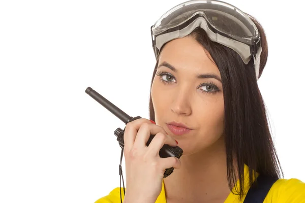 Trabajadora seria de la construcción hablando con un walkie talkie — Foto de Stock
