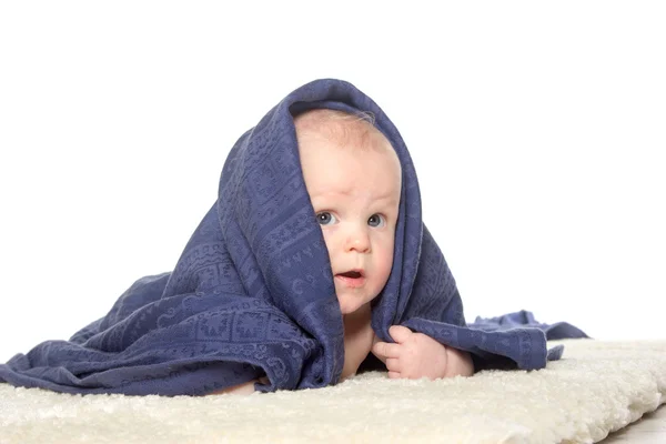 Adorabile bambino felice in asciugamano colorato — Foto Stock