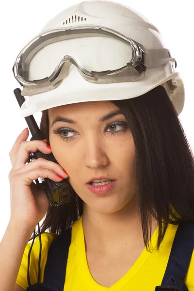 Ernsthafte Bauarbeiterin im Gespräch mit einem Walkie Talkie — Stockfoto