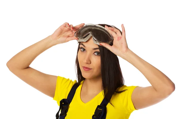 Frau setzt Schutzbrille auf. — Stockfoto