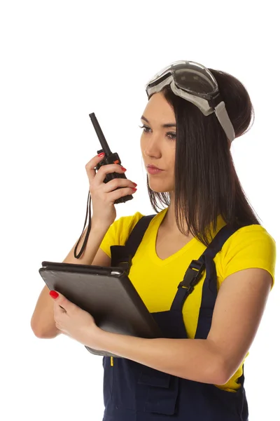 Frau mit cb-Radio und Tablet-Computer, Porträt. — Stockfoto