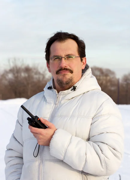 Homem com rádio cb ao ar livre dia de inverno — Fotografia de Stock