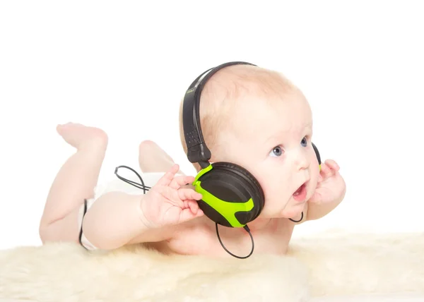 Portrait de garçon de 6 mois avec écouteurs — Photo