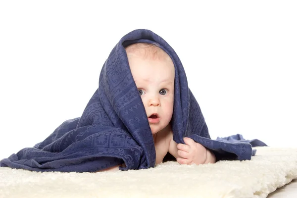 Adorabile bambino felice in asciugamano colorato su sfondo bianco — Foto Stock