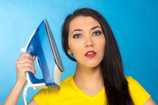 Houseworks, vrouw met stapel van kleren voor strijken — Stockfoto