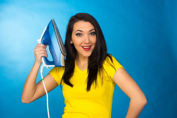 Lavori domestici, donna con mucchio di vestiti per stirare — Foto Stock