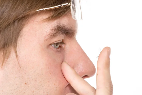 Vista de cerca del ojo marrón de un hombre mientras se inserta una c correctiva —  Fotos de Stock