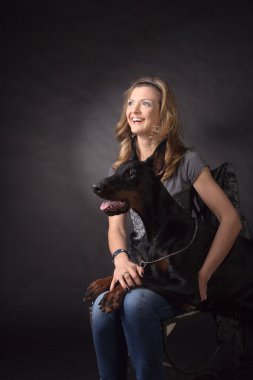 dobermann köpek ile kadın