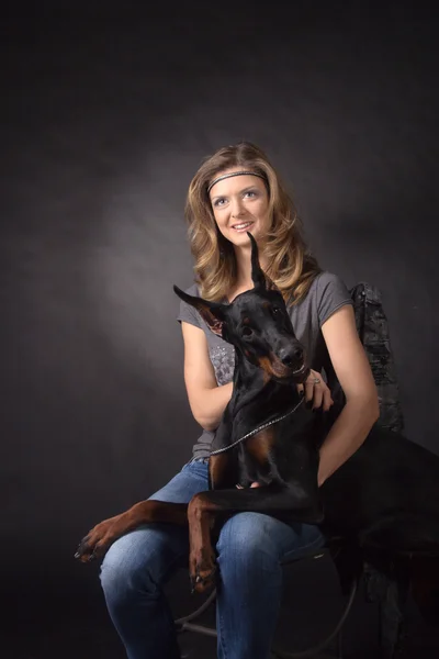Dobermann köpek ile kadın — Stok fotoğraf