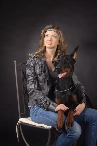 Женщина с собакой добермана — стоковое фото