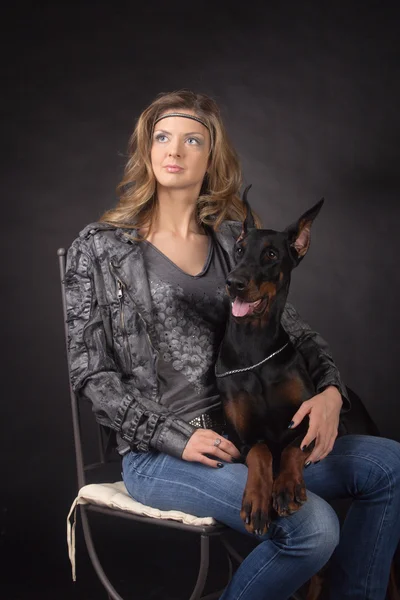 Vrouw met hond dobermann — Stockfoto