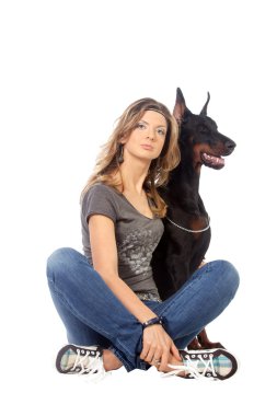 genç kadın ile zenci dobermann köpek
