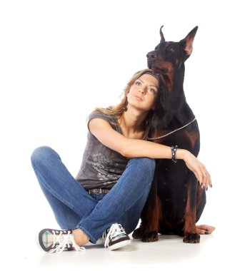 genç kadın ile zenci dobermann köpek