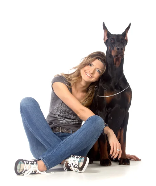 Jovem mulher com cão dobermann preto — Fotografia de Stock
