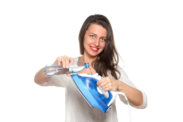 Das Mädchen füllt das Bügeleisen mit Wasser — Stockfoto