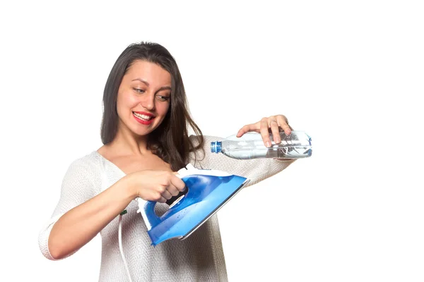 Девушка наполняет утюг водой — стоковое фото