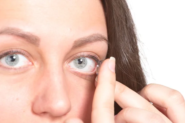 Mujer joven con lentes de contacto — Foto de Stock