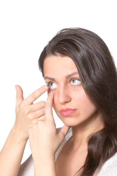 Молодая женщина с контактными линзами — стоковое фото