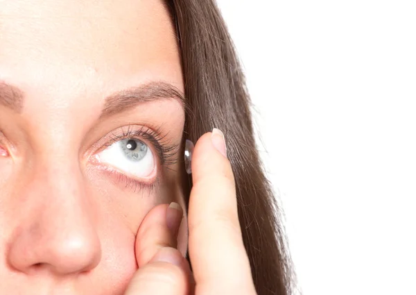 Mujer joven con lentes de contacto — Foto de Stock