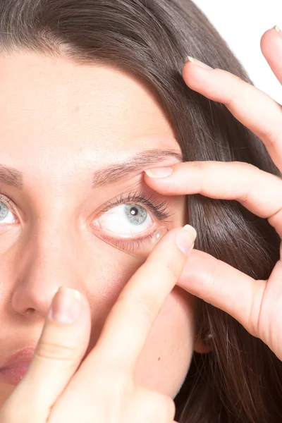 Jeune femme avec lentilles de contact — Photo