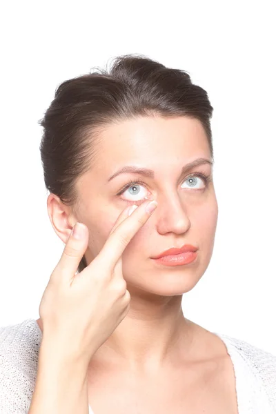 Jeune femme avec lentilles de contact — Photo