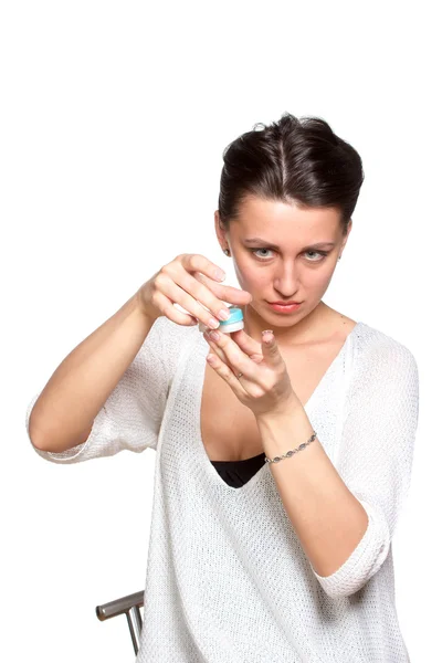 Женщина открывает коробку с контактными линзами — стоковое фото