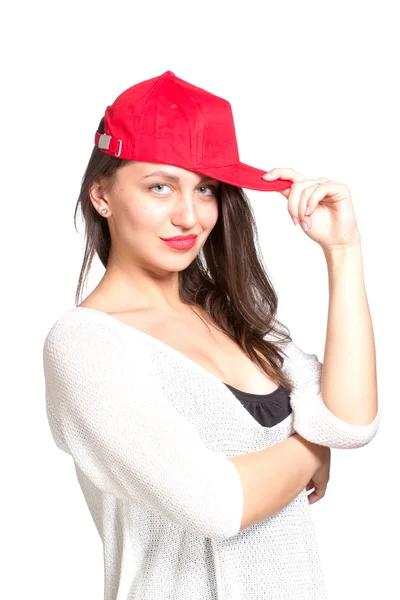 Mujer joven atractiva con una gorra de béisbol roja — Foto de Stock