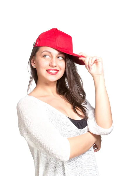 Aantrekkelijke jonge vrouw die een rode Baseballcap — Stockfoto