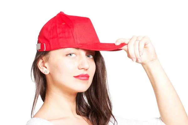 Attraktive junge Frau mit roter Baseballkappe — Stockfoto