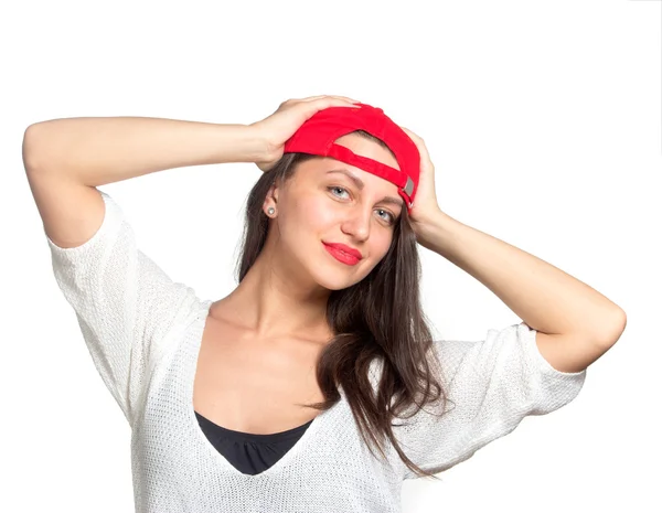 Приваблива молода жінка в червоній бейсбольній шапці — стокове фото