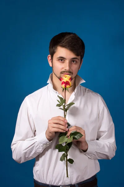 Mann schenkt rote Rosen — Stockfoto
