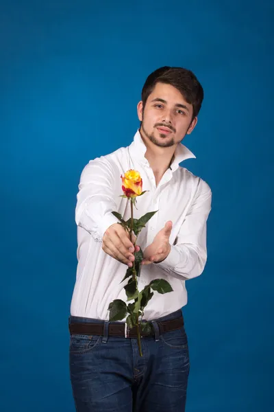 Uomo che dona le rose rosse — Foto Stock