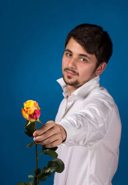 Man giving the red roses — Stock Photo, Image