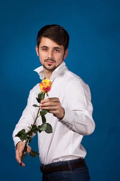 El hombre dando las rosas rojas — Foto de Stock