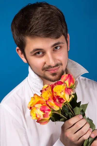 Jeune homme donnant une rose rouge — Photo