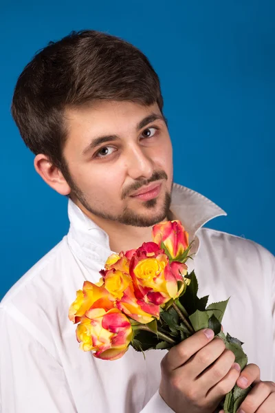 Junger Mann gibt eine rote Rose — Stockfoto