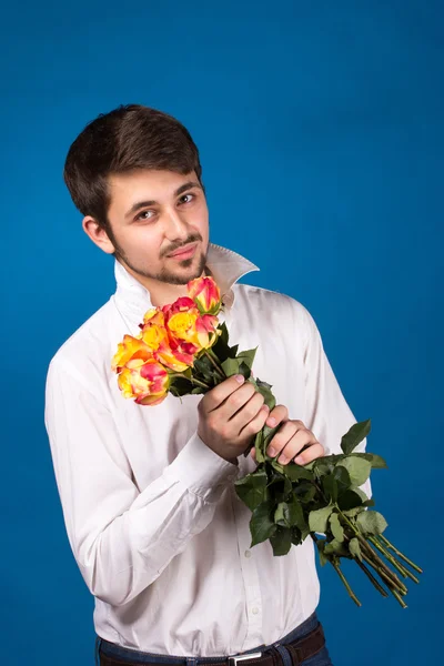 Jonge man die geeft een rode roos — Stockfoto