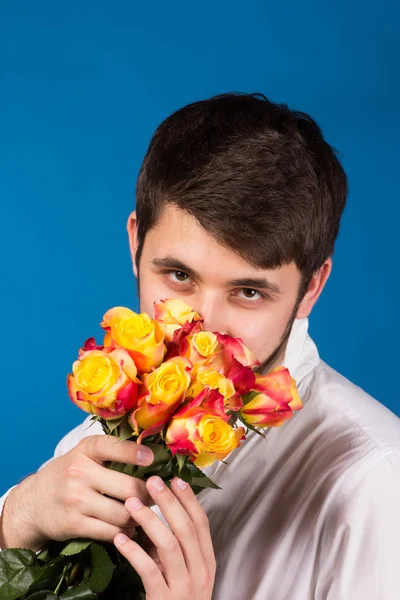 Mann mit Strauß roter Rosen — Stockfoto