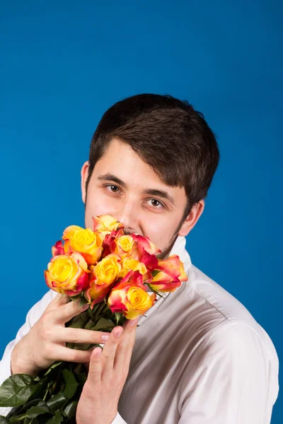 Homme avec bouquet de roses rouges — Photo