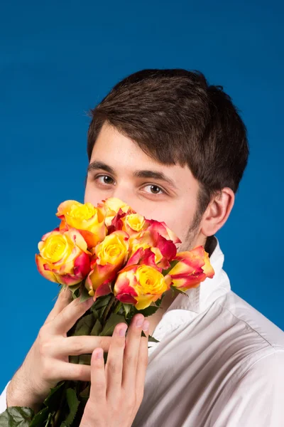 Mann mit Strauß roter Rosen — Stockfoto