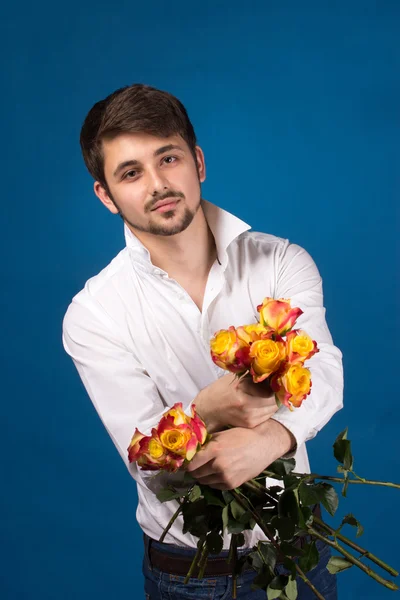 Uomo con bouquet di rose rosse — Foto Stock