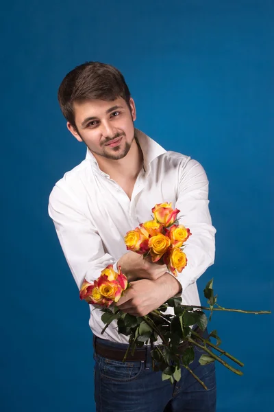 Mann mit Strauß roter Rosen — Stockfoto