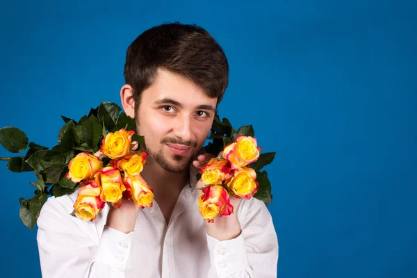 Homme avec bouquet de roses rouges — Photo