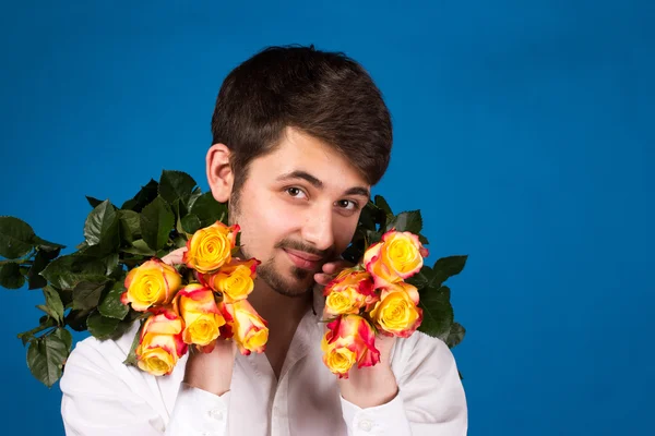 Homme avec bouquet de roses rouges — Photo