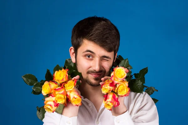 Uomo con bouquet di rose rosse — Foto Stock